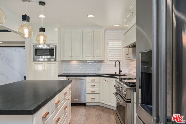 Building Photo - 22417 Dolorosa St