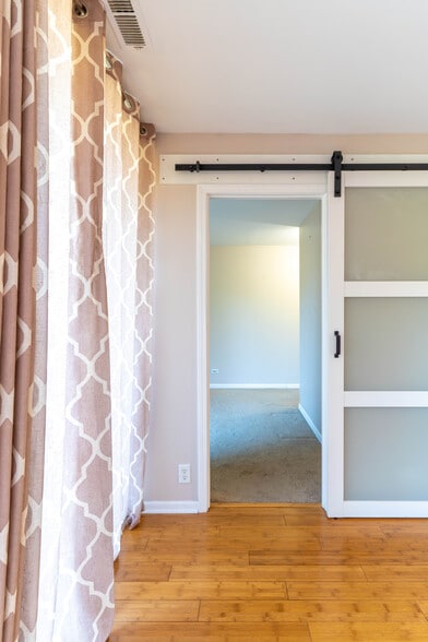 Building Photo - 5950 Oakwood Dr