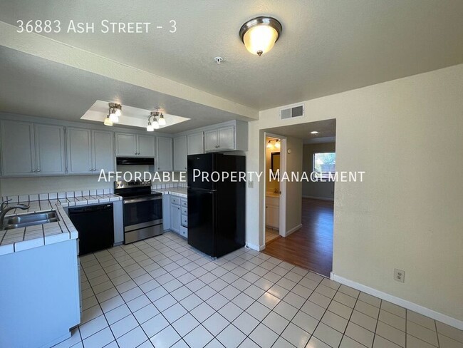 Building Photo - 36883 Ash St