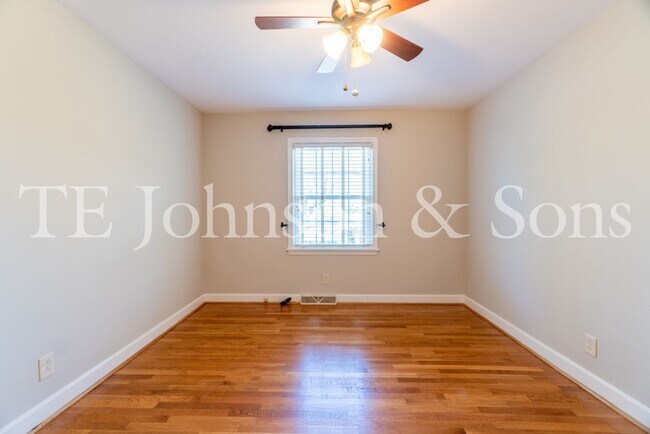 Building Photo - Spacious 5 Bedroom Home in the Heart of Sherwood Forest