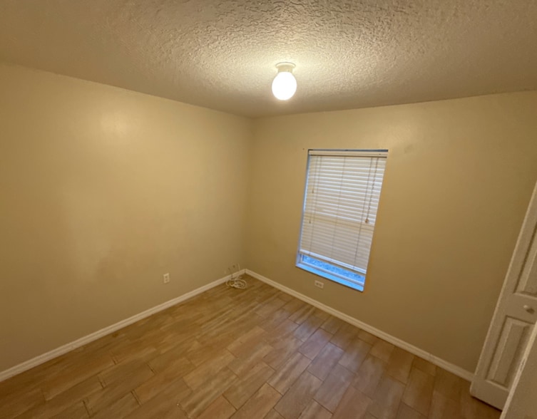 Building Photo - 105 Melody Ln