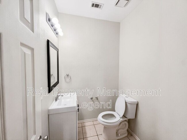 Building Photo - 3211 Roundtree Ln