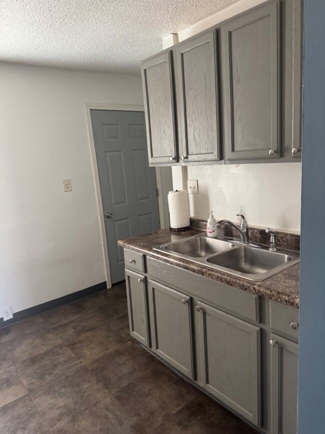 Building Photo - Charming 2-Bedroom House Bettendorf