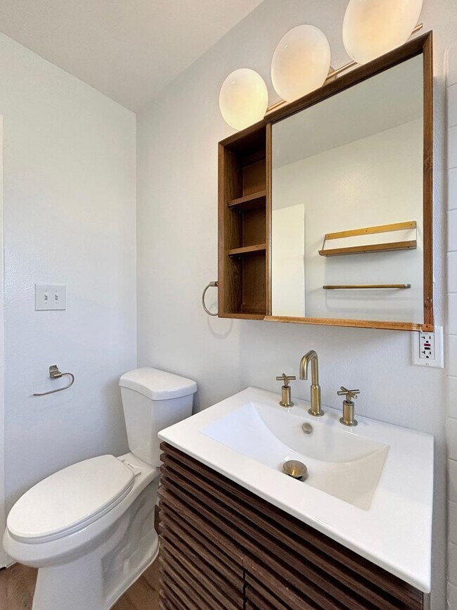 Building Photo - Upgraded 1BD/1BA Condo in Mission Hills W/...