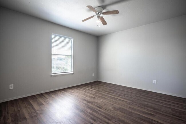 Building Photo - 309 Longshore Dr