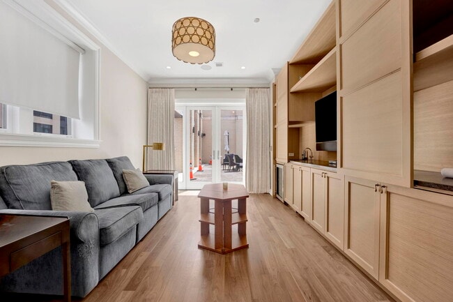 Building Photo - 103 W Chestnut St