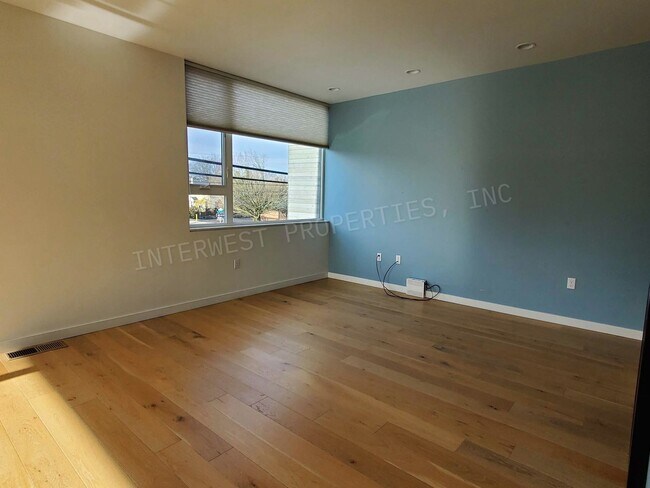 Building Photo - PERE02--*