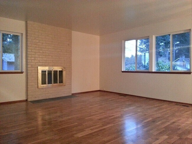 Building Photo - Ideal Split-Level Lake Hills Home