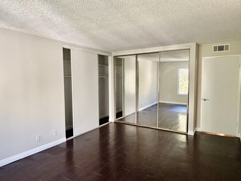 Building Photo - 17440 Burbank Blvd