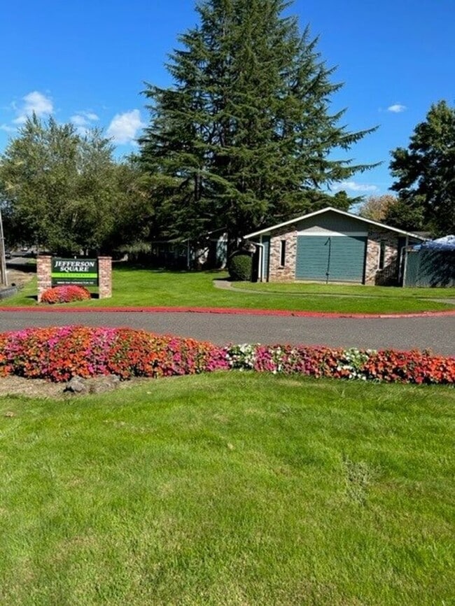 Building Photo - 3 bedroom, single level, with HUGE private yard!
