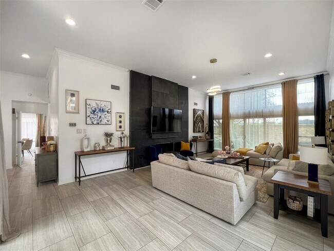 Building Photo - 2358 Binley Dr