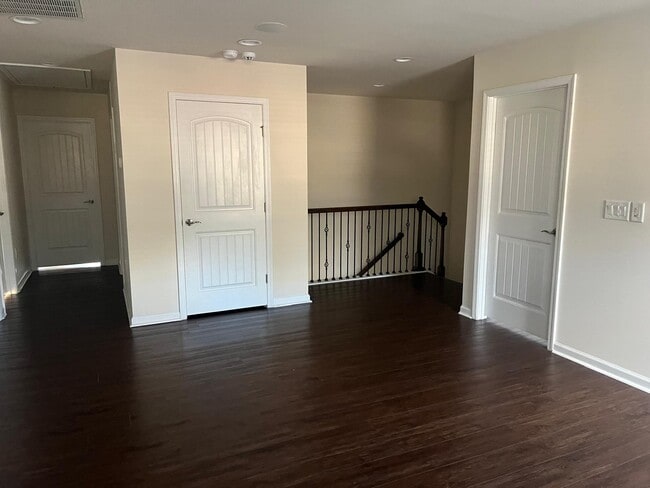 Building Photo - 2121 Chipley Dr