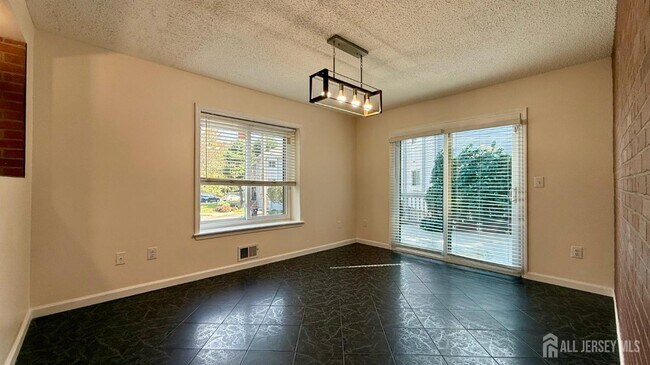 Building Photo - 5 Viburnum Ct