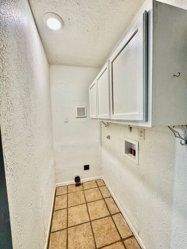 Building Photo - Spacious 4 Bedroom / 3 Bath Home for Rent – Westside Corpus Christi (Section 8 Welcomed)