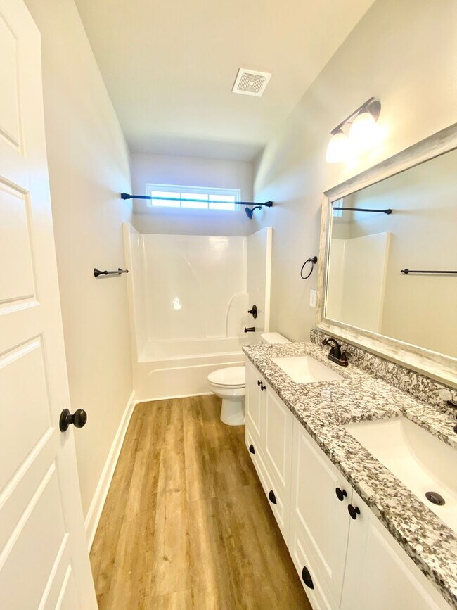 Building Photo - $1000 OFF 1st month rent!!!!Guyton Beauty!...