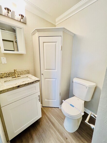 Building Photo - 3 Bed/2 Bath - Unit 29