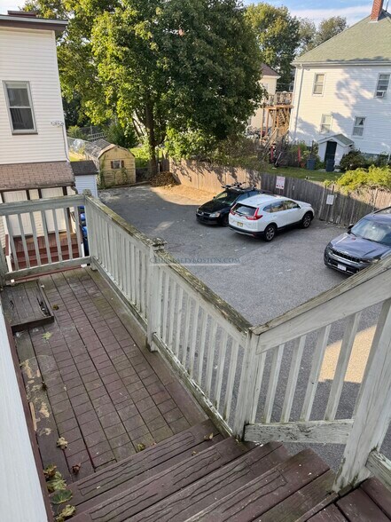 Building Photo - 370 Crescent St