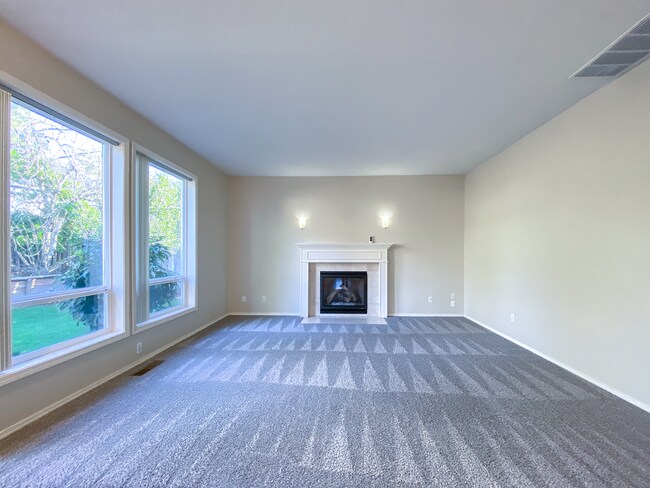 Building Photo - Stunning 4 Bed + 2.5 Bath House in Lake Oswego | Private Backyard, Open Floor Concept, Air Condit...