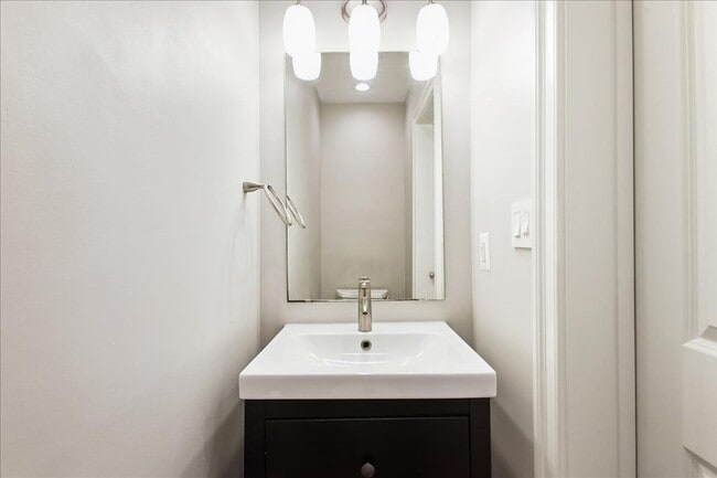 Building Photo - Modern 4BR Home w/ Fireplace, In-Law Suite...