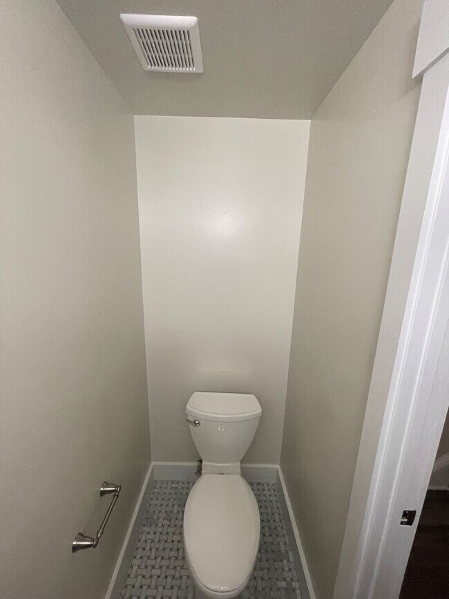 Building Photo - BEAUTIFLLY UPDATED TOWNHOME