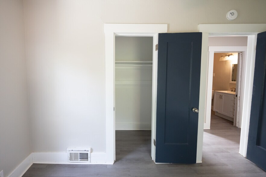 Building Photo - 413 E Hazel Ave