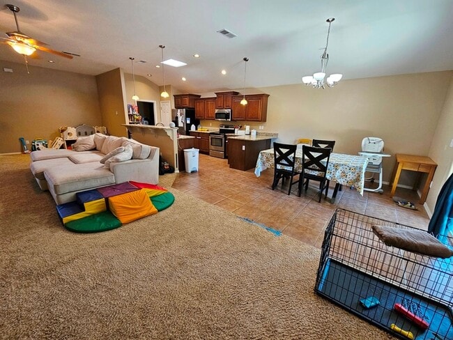 Building Photo - Spacious Golf Course Area Home with 4 Bedr...