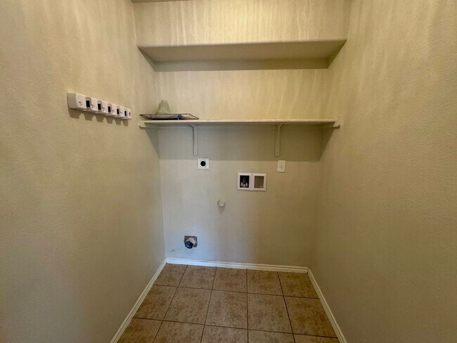 Building Photo - 5207 Bridgewood Dr