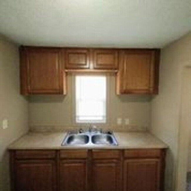 Building Photo - Cute 2 Bedroom Duplex in Kansas City!