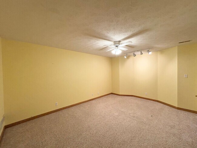 Building Photo - Stunning 5-Bedroom Home in Eagle Crest subdivision