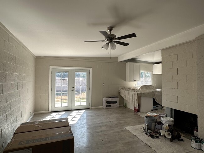 Building Photo - 540 W Elm Ave