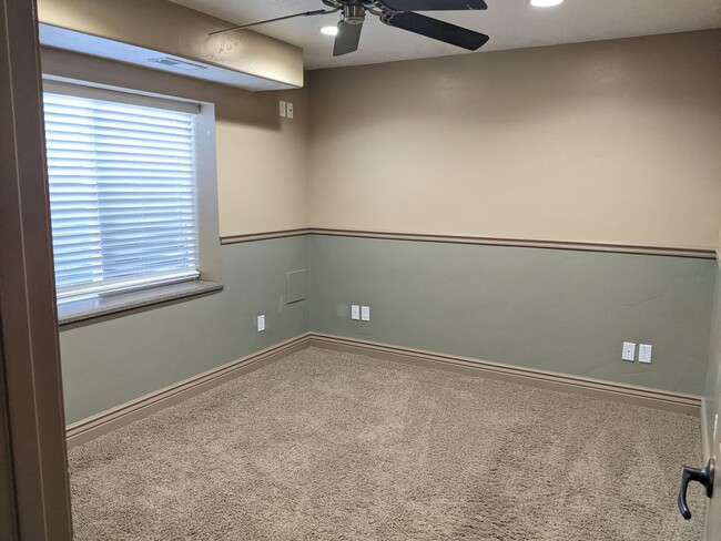 Building Photo - Large and Peaceful Basement Apartment in M...