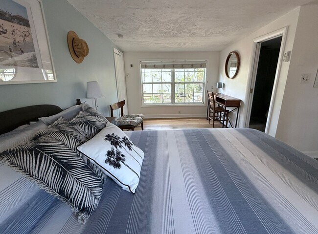 Building Photo - 2 Bedroom 2 Bath Annual Furnished Cottage ...