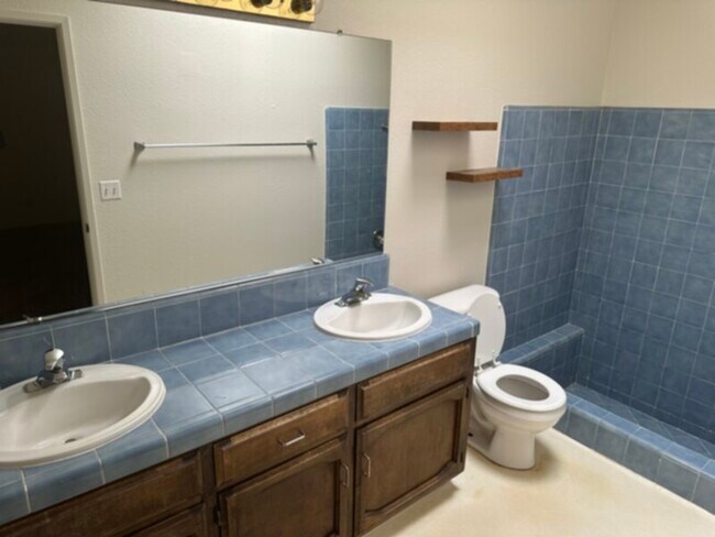 Building Photo - New paint , new carpet, Clovis schools