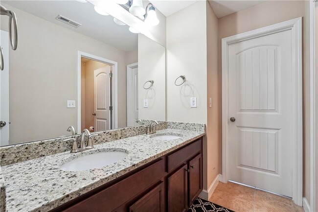 Building Photo - 5230 Edgebrook Dr