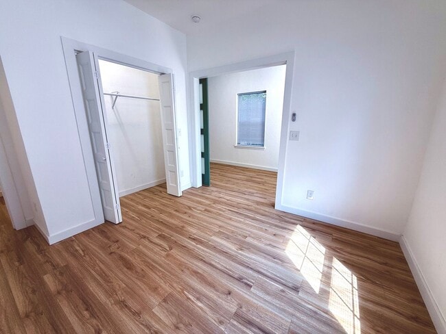 Building Photo - Completely Remodeled 1BD 1BA Duplex Locate...
