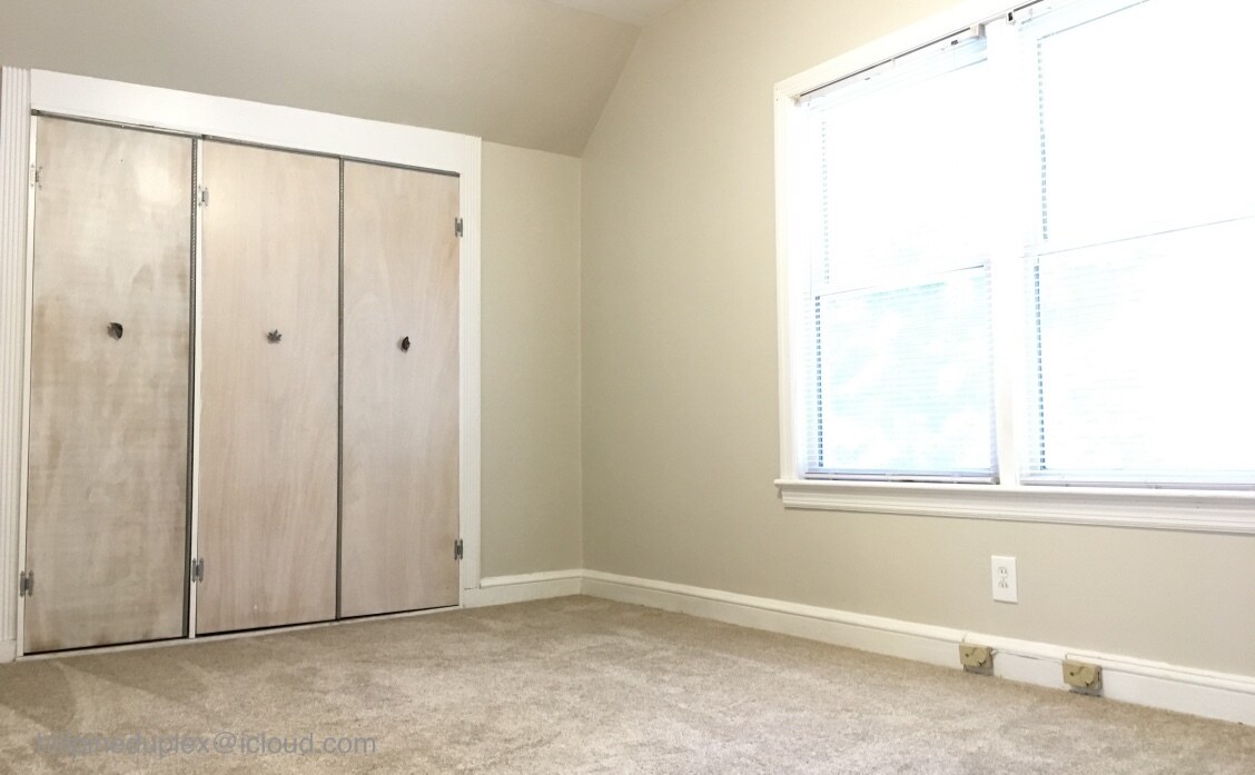 Second bedroom with large closet. Great guest room or home office. - 629 Hillpine Dr NE