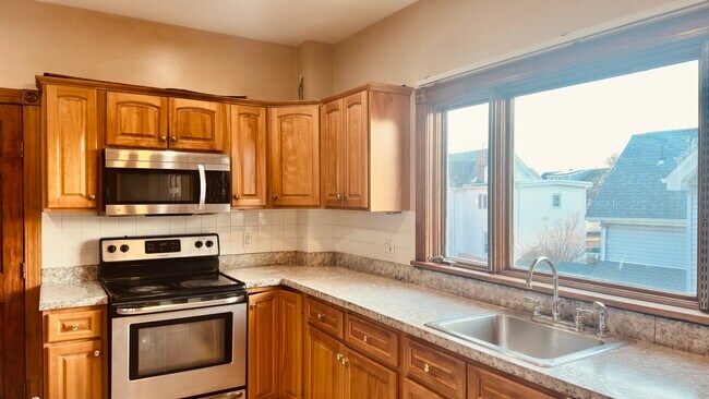 Building Photo - 422 Charles St