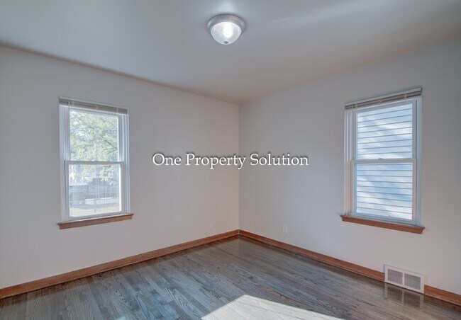 Building Photo - 700 E 36th Ave