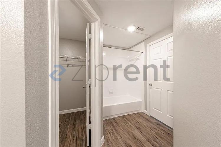 Building Photo - Unit 823