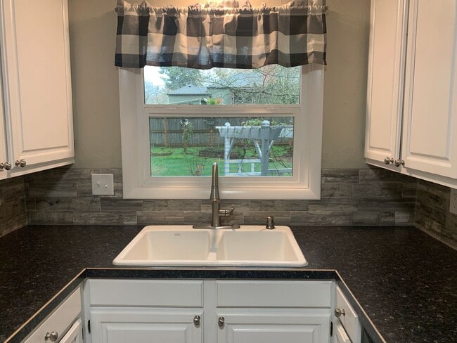 Building Photo - 541 Riverview Dr NW