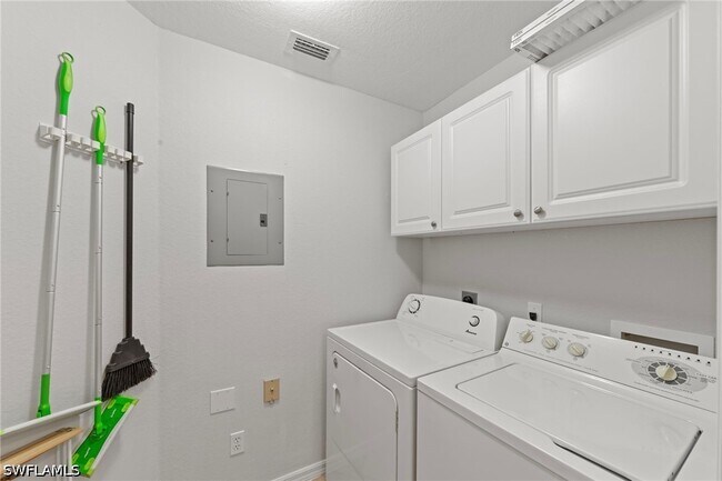 Building Photo - 28611 Carriage Home Dr