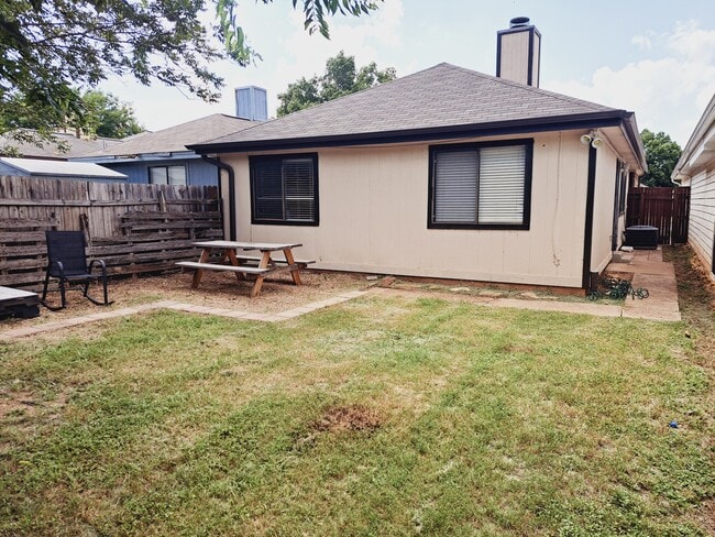 Building Photo - 840 Topaz Ln