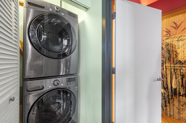 Building Photo - 1040 W Adams St