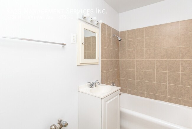 Building Photo - 6754 N Hermitage Ave