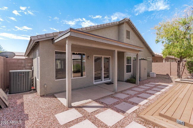 Building Photo - 4104 E La Salle St