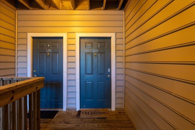 Building Photo - Spacious Condo in Knollwood – Pool, Gym and Clubhouse Access!