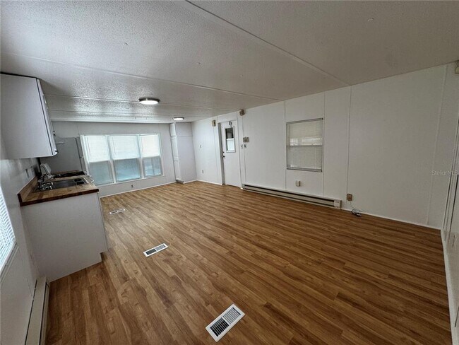 Building Photo - 1350 County Dr