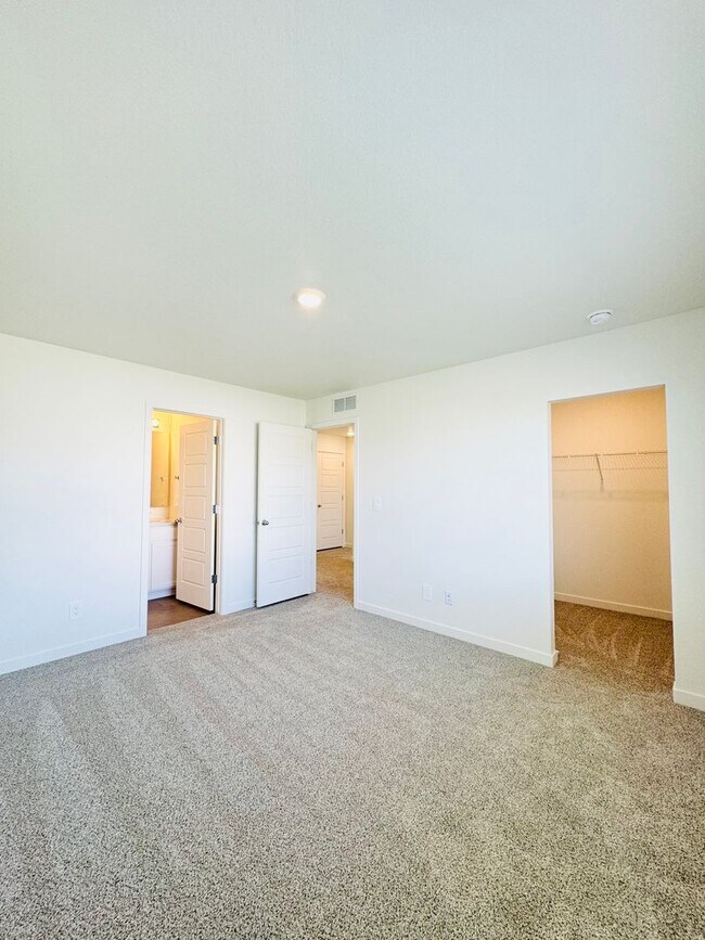 Building Photo - Gorgeous 2024 Townhouse 2 bed/ 2.5 bath  Near Johnstown YMCA