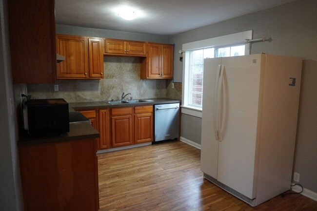 Building Photo - 3708 E 13th St