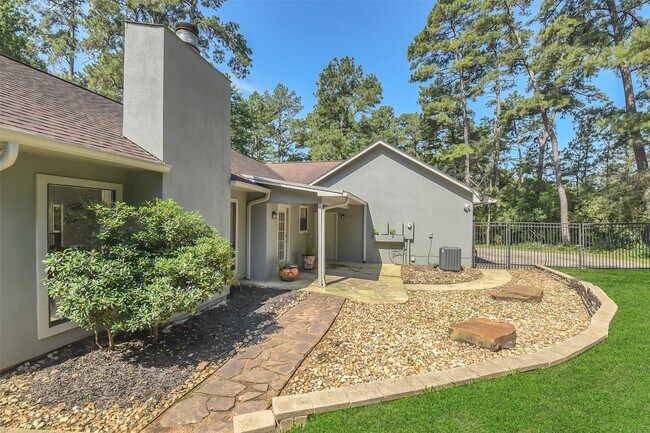 Building Photo - 44 Lake Forest Cir